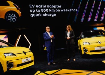 la renault 5 fait son grand retour au royaume-uni et vient stimuler la concurrence face à tesla avec son design innovant et ses performances électriques.