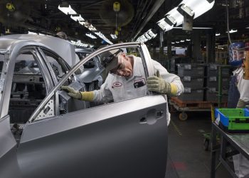 tesla et lg energy annoncent la construction d'une usine de batteries d'une valeur de 4,3 milliards de dollars, marquant un pas important dans la production de batteries avancées pour véhicules électriques.