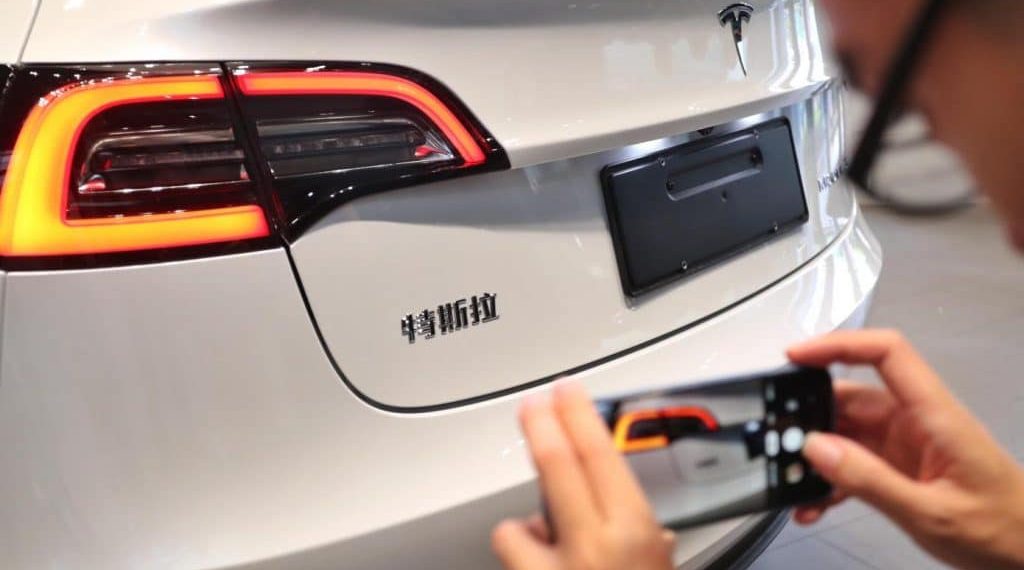 tesla négocie des accords stratégiques pour l'approvisionnement en équipements solaires en chine, renforçant ainsi sa position sur le marché des énergies renouvelables.