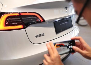 tesla négocie des accords stratégiques pour l'approvisionnement en équipements solaires en chine, renforçant ainsi sa position sur le marché des énergies renouvelables.