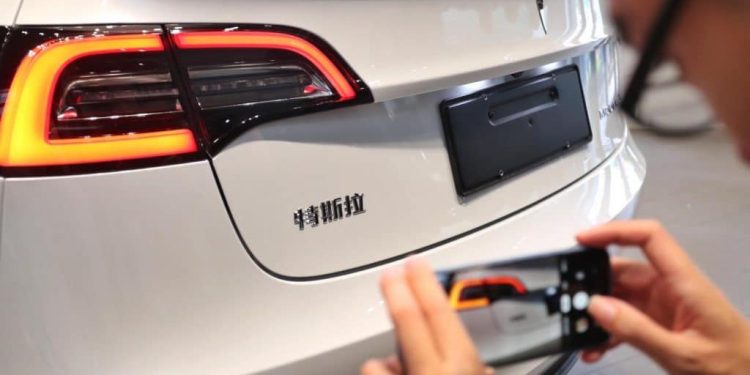 tesla négocie des accords stratégiques pour l'approvisionnement en équipements solaires en chine, renforçant ainsi sa position sur le marché des énergies renouvelables.