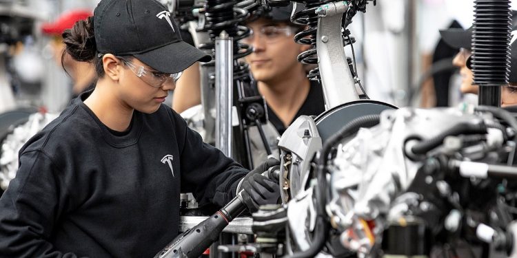 tesla prévoit de créer 1 000 emplois en allemagne d'ici juin, renforçant ainsi sa présence et son engagement dans le secteur industriel et technologique allemand.