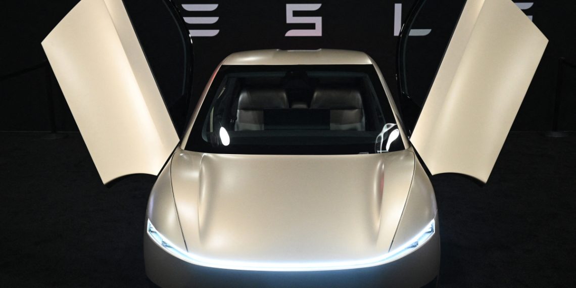 tesla lance son service de robotaxis autonomes à dallas et houston, offrant une nouvelle expérience de transport innovante et sécurisée.