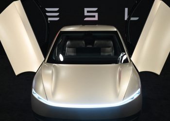 tesla lance son service de robotaxis autonomes à dallas et houston, offrant une nouvelle expérience de transport innovante et sécurisée.