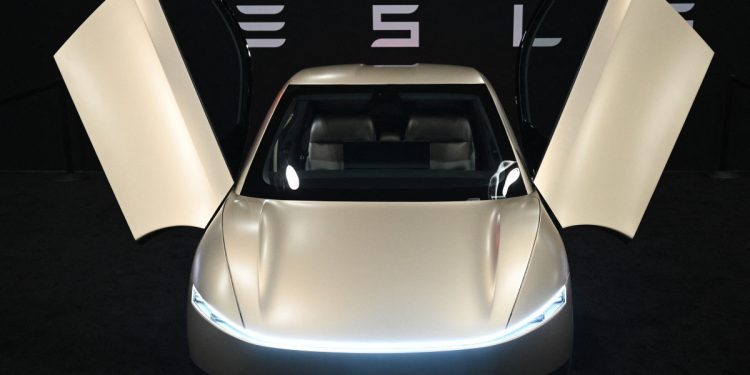 tesla lance son service de robotaxis autonomes à dallas et houston, offrant une nouvelle expérience de transport innovante et sécurisée.