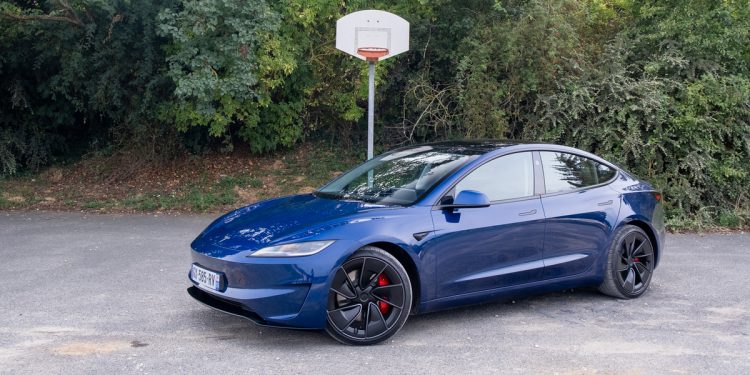 Tesla mise sur un cadeau pour booster les ventes de la Model 3 : une stratégie gagnante ou un coup d’épée dans l’eau ?