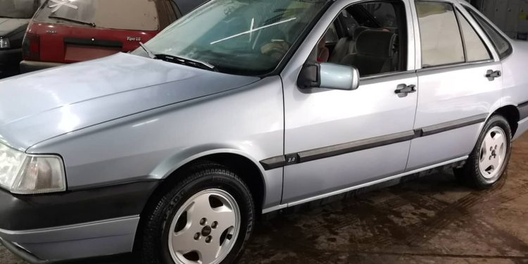 découvrez le paradoxe des tesla neuves abandonnées : quand l'innovation électrique rencontre les défis inattendus du marché automobile.