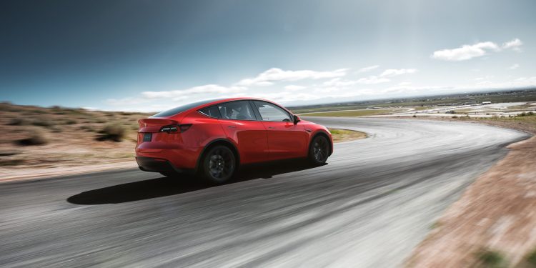 tesla annonce un nouveau suv compact destiné au marché européen, proposé à un prix attractif inférieur à 37 000 €, alliant technologie avancée et accessibilité.