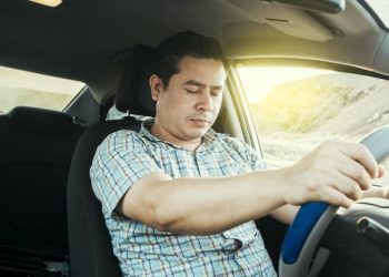 découvrez les dangers de l'alcool au volant à travers l'histoire inquiétante d'une personne endormie au volant d'une tesla sur l'autoroute.