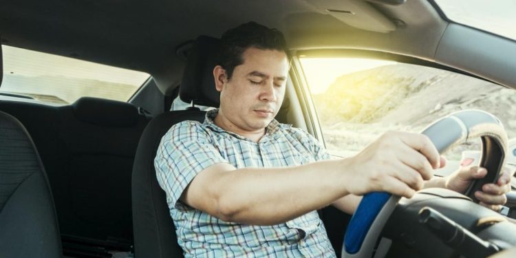 découvrez les dangers de l'alcool au volant à travers l'histoire inquiétante d'une personne endormie au volant d'une tesla sur l'autoroute.