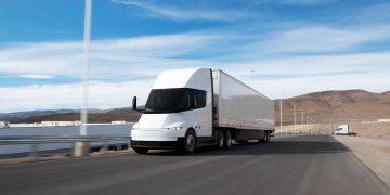 Après 9 ans de suspense, le Tesla Semi débarque enfin avec des performances dépassant tous les prototypes