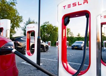 Fin de l&rsquo;ère de l&rsquo;électricité bon marché chez Tesla : les tarifs des Superchargeurs s’envolent