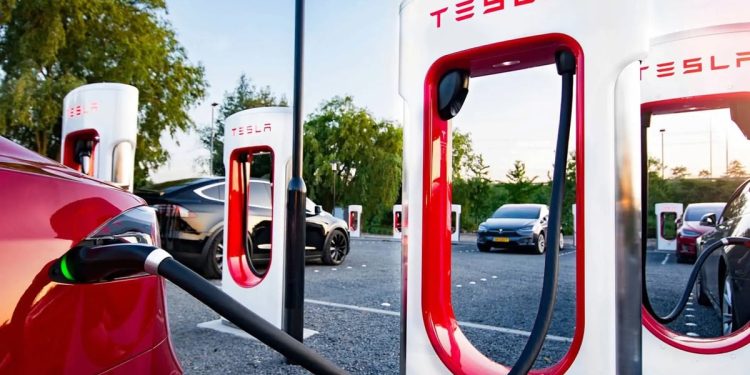 Fin de l&rsquo;ère de l&rsquo;électricité bon marché chez Tesla : les tarifs des Superchargeurs s’envolent