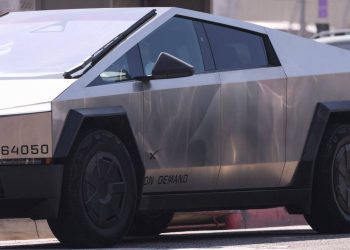 Il met à l&rsquo;épreuve le mode « passage à gué » de sa Tesla en traversant un lac à toute allure : le résultat surprenant