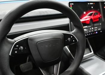 Sous l’emprise de l’alcool, elle s’endort en mode Autopilot dans sa Tesla : la voiture immobilisée sur l’autoroute