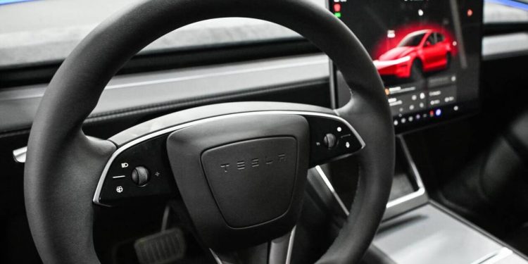 Sous l’emprise de l’alcool, elle s’endort en mode Autopilot dans sa Tesla : la voiture immobilisée sur l’autoroute