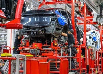 Tesla adopte des méthodes musclées pour réduire les salaires et réclamer la levée du secret médical