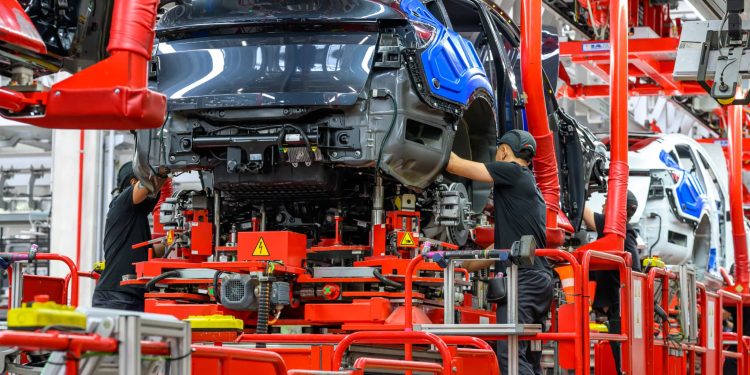 Tesla adopte des méthodes musclées pour réduire les salaires et réclamer la levée du secret médical