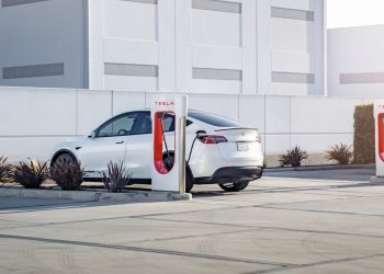 tesla augmente les tarifs des superchargeurs en france pendant les heures de pointe, impactant les coûts de recharge des véhicules électriques.
