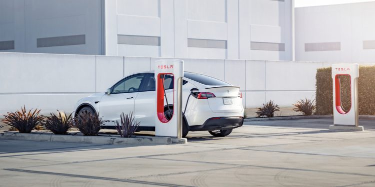 tesla augmente les tarifs des superchargeurs en france pendant les heures de pointe, impactant les coûts de recharge des véhicules électriques.