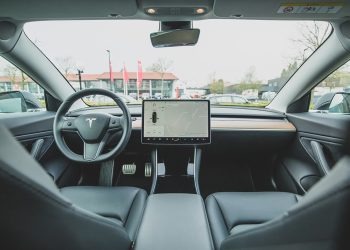 Tesla corrige enfin le problème qui paralysait la conduite autonome dans les parkings