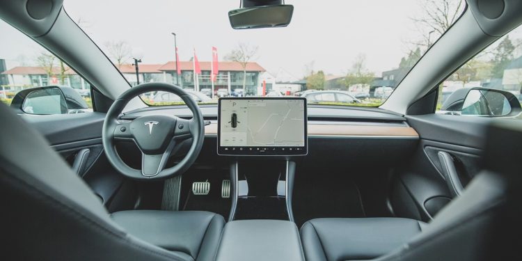Tesla corrige enfin le problème qui paralysait la conduite autonome dans les parkings