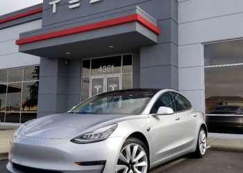 tesla lance une mise à jour controversée suscitant débats et réactions au sein de sa communauté d'utilisateurs.