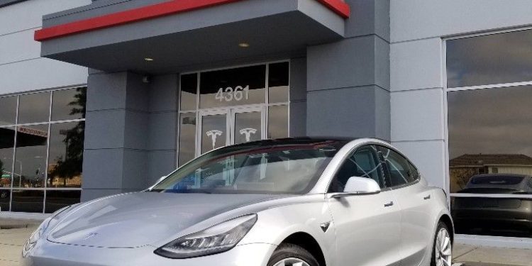 tesla lance une mise à jour controversée suscitant débats et réactions au sein de sa communauté d'utilisateurs.