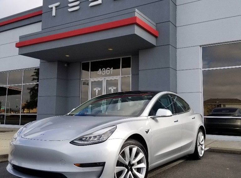 tesla lance une mise à jour controversée suscitant débats et réactions au sein de sa communauté d'utilisateurs.