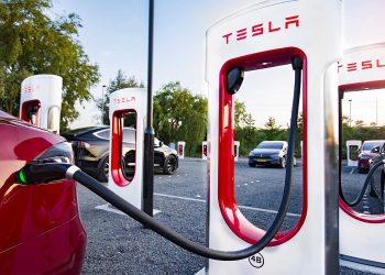 Tesla fait flamber les tarifs de ses Superchargers en France : des hausses tarifaires impressionnantes aux heures de pointe