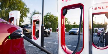 Tesla fait flamber les tarifs de ses Superchargers en France : des hausses tarifaires impressionnantes aux heures de pointe