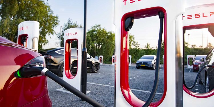 Tesla fait flamber les tarifs de ses Superchargers en France : des hausses tarifaires impressionnantes aux heures de pointe