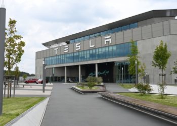 Tesla injecte 250 millions de dollars pour booster la production de batteries en Allemagne
