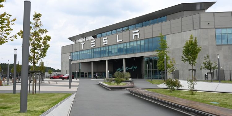 Tesla injecte 250 millions de dollars pour booster la production de batteries en Allemagne