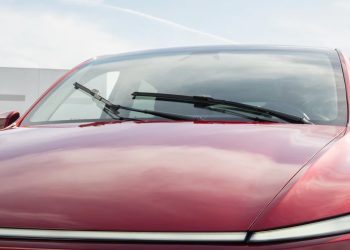 tesla rebondit sur un marché clé tandis que byd rencontre des difficultés, analyse des performances et enjeux actuels dans l'industrie automobile.