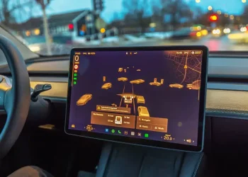 Tesla se prépare à lancer sa technologie de conduite autonome dans un deuxième pays européen : un défi de taille pour les constructeurs rivaux