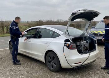 Un conducteur surpris à alimenter sa Tesla avec du diesel en roulant, coffre ouvert : l&rsquo;intervention rapide des gendarmes