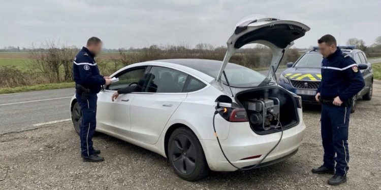 Un conducteur surpris à alimenter sa Tesla avec du diesel en roulant, coffre ouvert : l&rsquo;intervention rapide des gendarmes