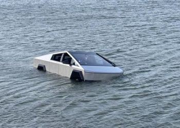 VIDÉO. Il défie un lac avec le mode &lsquo;passage à gué&rsquo; de son Tesla Cybertruck : une tentative audacieuse et surprenante