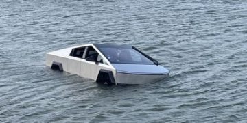 VIDÉO. Il défie un lac avec le mode &lsquo;passage à gué&rsquo; de son Tesla Cybertruck : une tentative audacieuse et surprenante