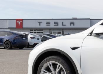 découvrez les enjeux du déploiement supervisé de tesla fsd en europe, avec un focus particulier sur la situation en suède et ses implications pour la sécurité et la réglementation.