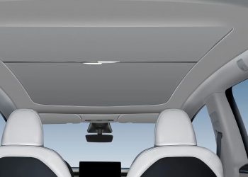 Tesla Model Y : découvrez le nouveau pare-soleil rétractable pour un toit panoramique enfin à l&rsquo;abri de la chaleur