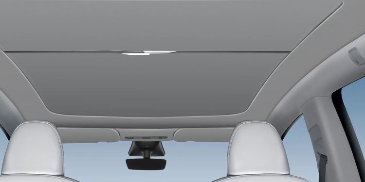 Tesla Model Y : découvrez le nouveau pare-soleil rétractable pour un toit panoramique enfin à l&rsquo;abri de la chaleur