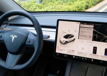 découvrez pourquoi la tesla model s abordable à 5 200 € peut s'avérer un véritable gouffre financier malgré son prix attractif.